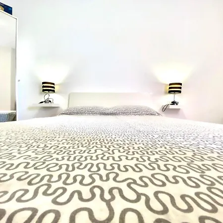 Bonito Apartamento Con Piscina Y Vista Al Mar En Los Cristianos